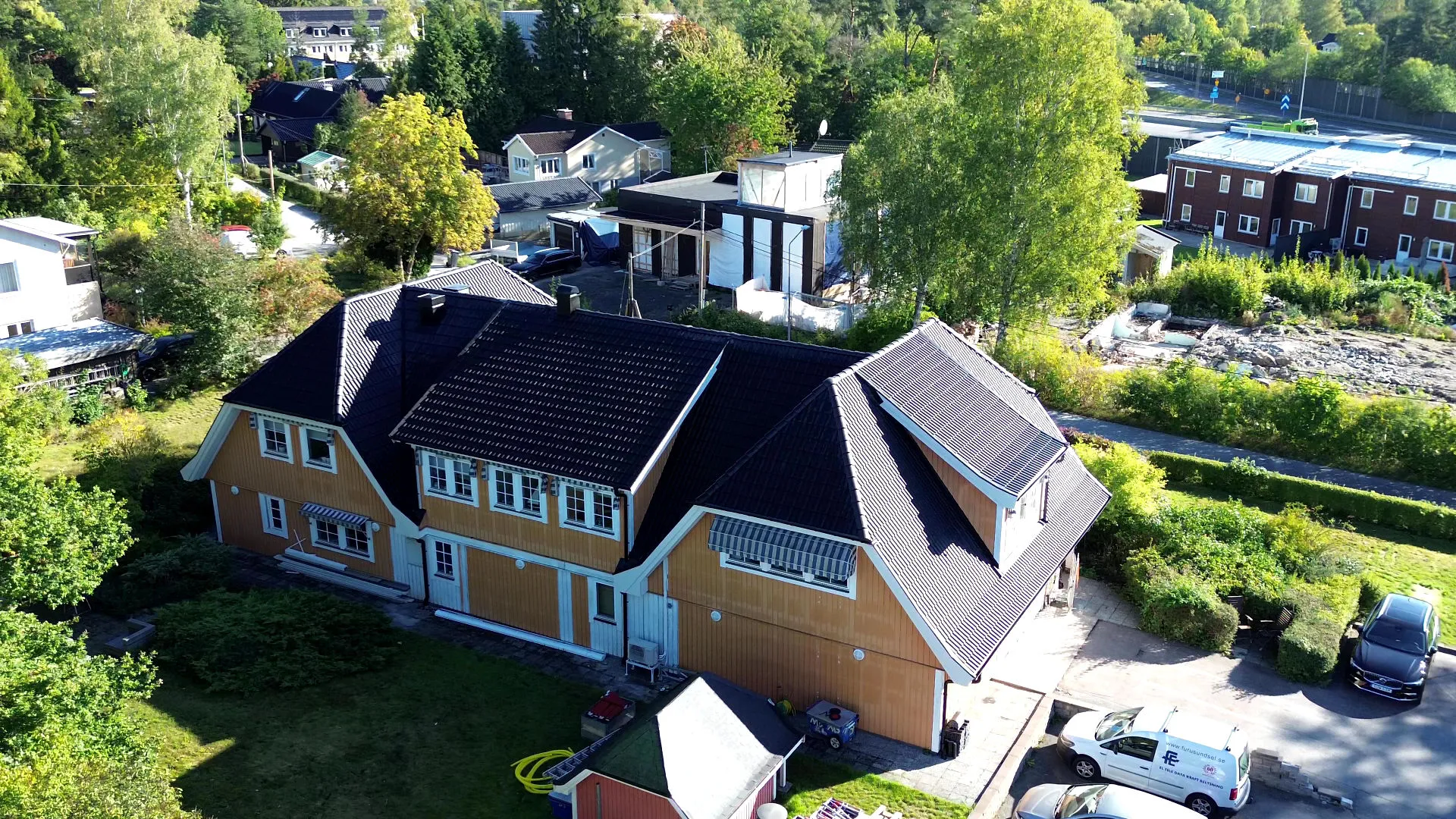 Drönarvy över villa efter takomläggning